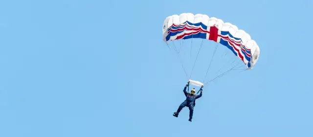 Ile alkoholu można przewieźć do Anglii samolotem? Oto limity i zasady