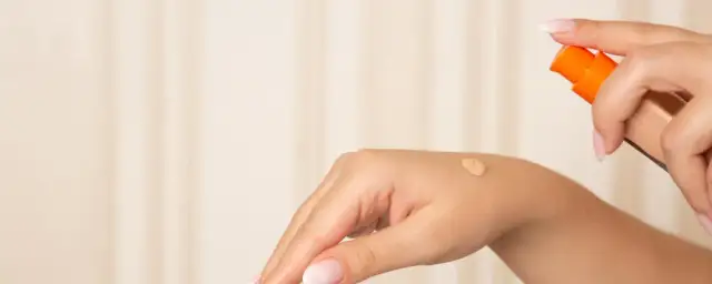 Jaki krem BB na lato? Oto najlepsze opcje z SPF i nawilżeniem