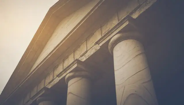 Pozew o zapłatę zaległego wynagrodzenia brutto czy netto – co wybrać?