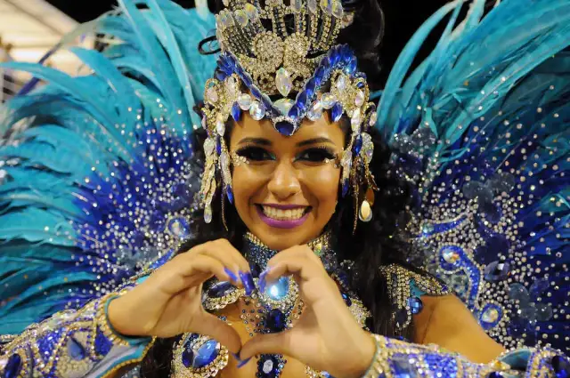 Skąd się wziął karnawał? Odkryj fascynujące korzenie tradycji