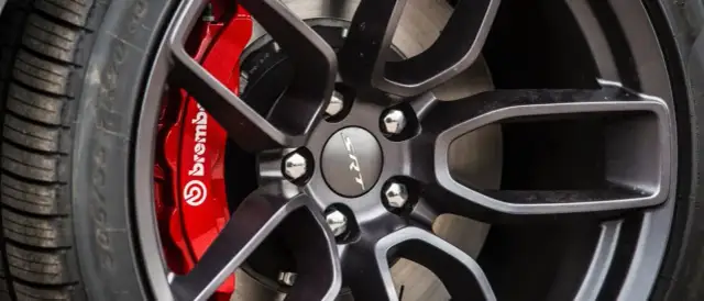 Jakie opony kupić, aby uniknąć niebezpieczeństw na drodze?