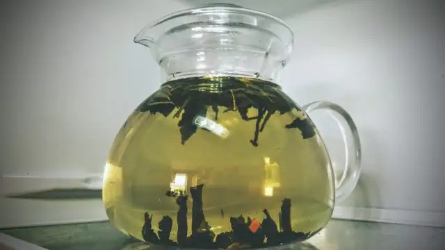 Herbata na zimno jak zrobić: orzeźwiające przepisy na lato