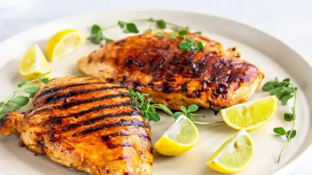 Jak długo grillować pierś z kurczaka na grillu elektrycznym, by nie była sucha?