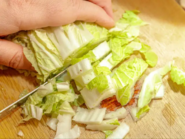 Jak się robi surówkę z kapusty pekińskiej w 10 minut bez wysiłku