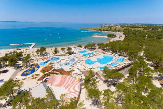 Camping z dziećmi – jak wybrać idealne miejsce z atrakcjami wodnymi?