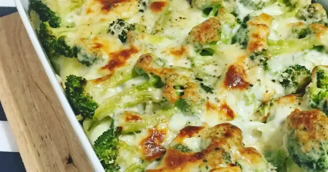 Prosta zapiekanka ziemniaczano-brokulowa z mięsem i serem, która zachwyci