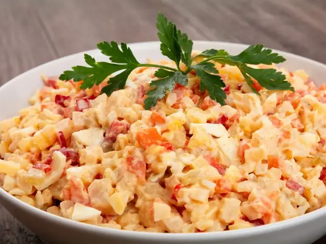 Jaki majonez do sałatki jarzynowej? Oto najlepsze wybory, które zaskoczą