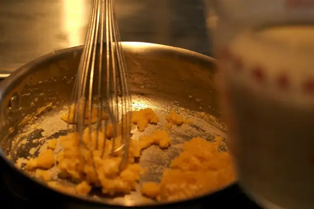 Prosta zasmażka do zupy: magiczny sposób na idealne zagęszczenie