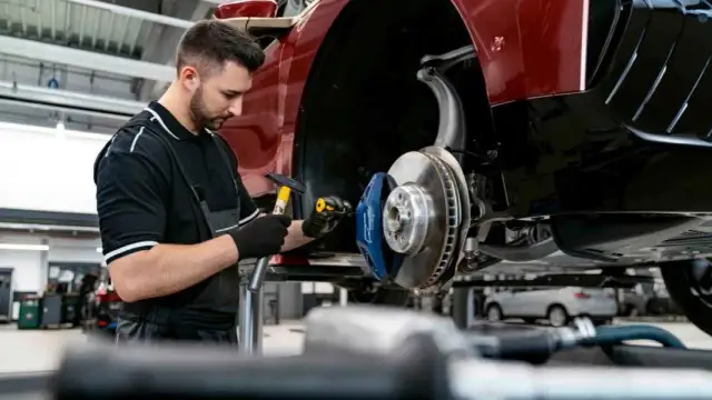 Jak zostać mechanikiem samochodowym i uniknąć najczęstszych błędów