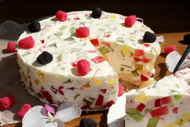 Jak zrobić śmietanowiec z galaretkami – łatwy przepis na pyszny deser