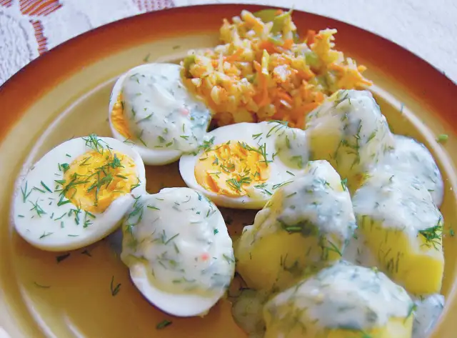 Idealne surówki do jajek w sosie koperkowym, które zaskoczą gości
