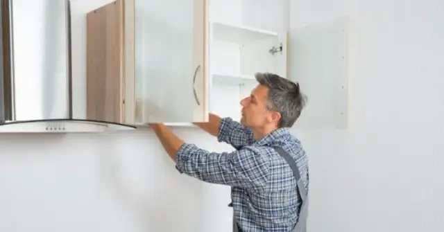 Jak wieszać szafki kuchenne na listwie - uniknij najczęstszych błędów