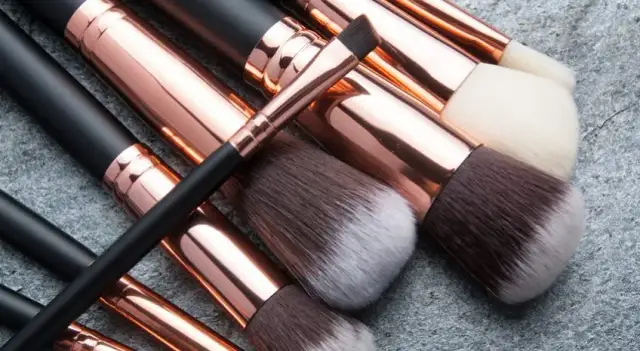 Jak czyścić pędzle do makijażu, aby uniknąć problemów ze skórą