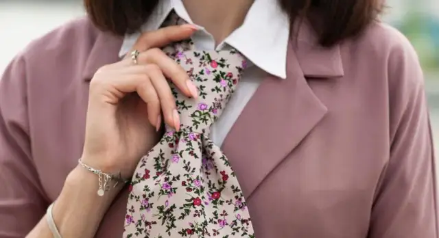 Gdzie kupić krawat damski w 2025? Top 8 najlepszych sklepów w sieci