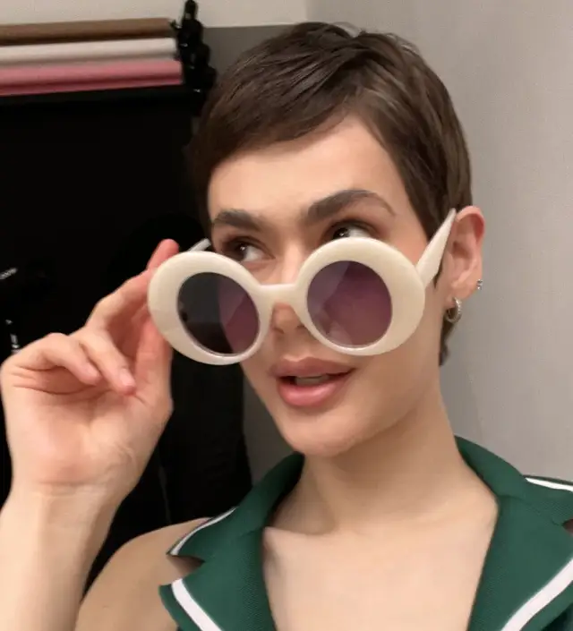 Okulary w stylu lat 60 - odkryj ikony mody i stylowe inspiracje