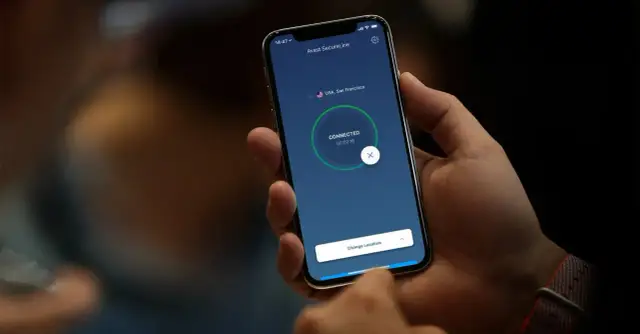 VPN iPhone do czego służy? Odkryj, jak zwiększa Twoje bezpieczeństwo