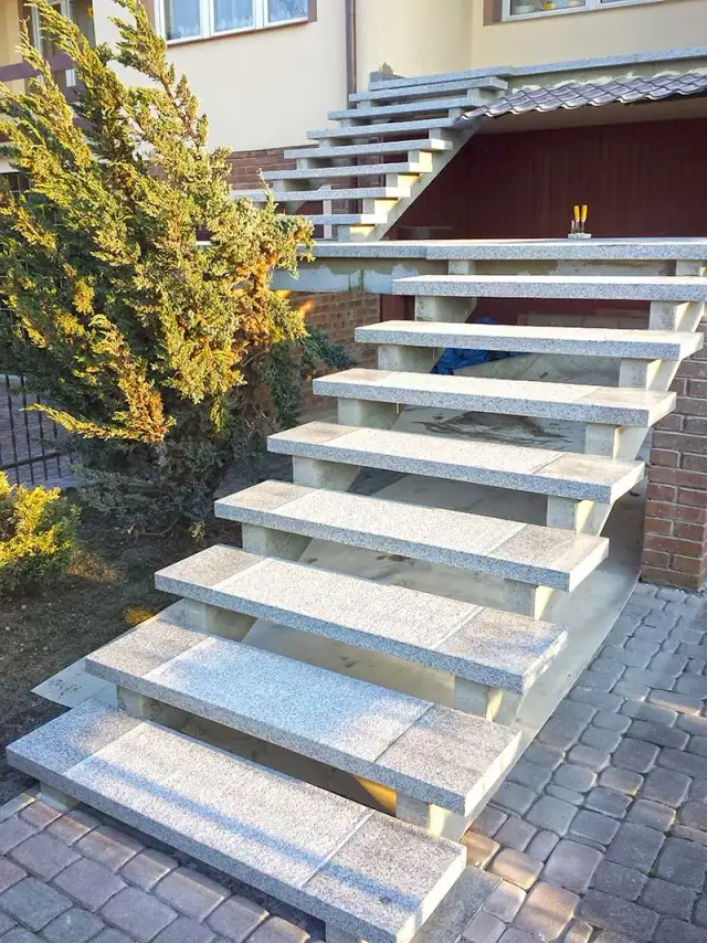 Kamienne schody zewnętrzne: prawdziwy koszt, który zaskoczy każdego