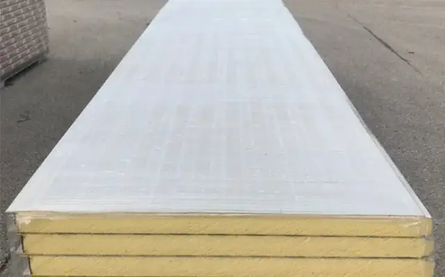 Toiture en panneaux sandwich : avantages, coûts et conseils d'installation