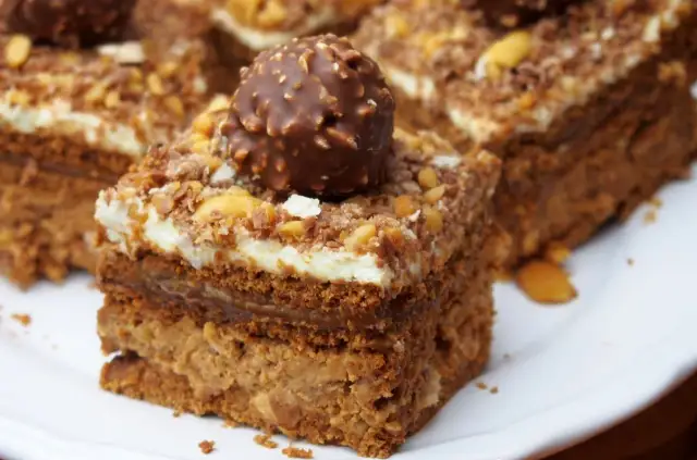 Pyszny przepis na ciasto Ferrero Rocher bez pieczenia, które zachwyca smakiem