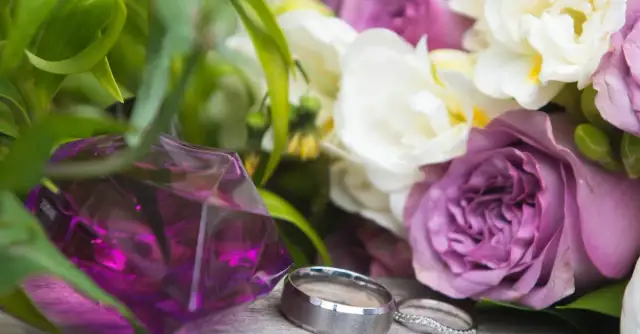 Oryginalne życzenia ślubne: Jak wzruszyć nowożeńców toastem?