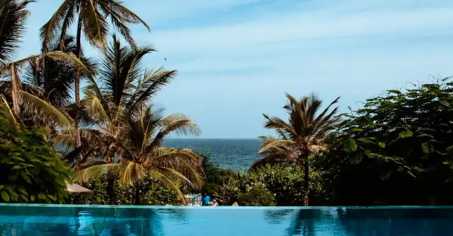 Kameralne hotele z basenem nad morzem: Tanie opcje na letni wypoczynek