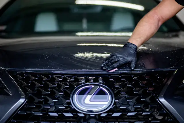 Kiedy woskować samochód, aby uniknąć zniszczenia lakieru?