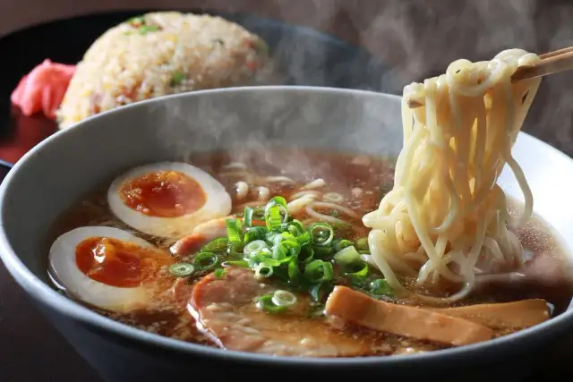 Jak smakuje ramen? Odkryj zaskakujące smaki i aromaty tej potrawy