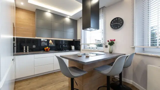 Co w kuchni między blatem a szafkami? Praktyczne rozwiązania i materiały