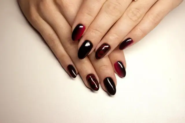 Eleganckie kolory paznokci dla dojrzałych kobiet. Unikaj wpadek i podkreśl swoją klasę!