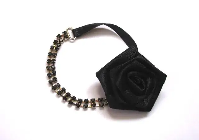 Bransoletka z ramiączka od stanika - co oznacza jej symbolika?