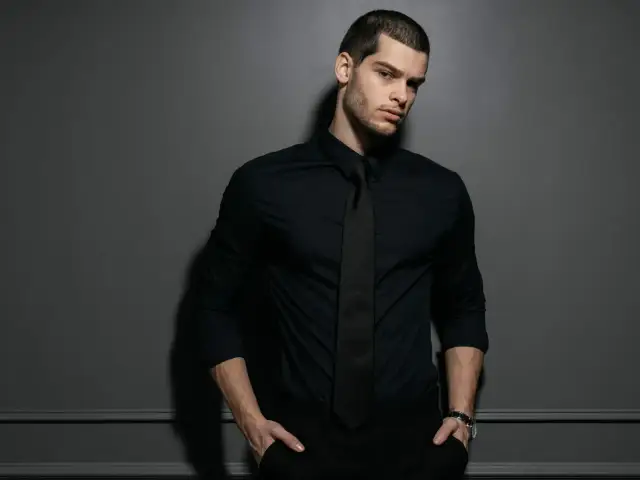 Jakie krawaty do czarnej koszuli wybrać - poznaj opinie i porady ekspertów