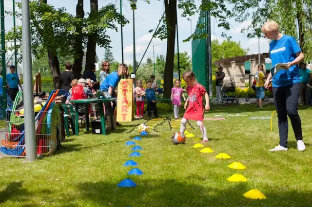 Aktywne zabawy i konkurencje sportowe dla dzieci i rodziców, które łączą