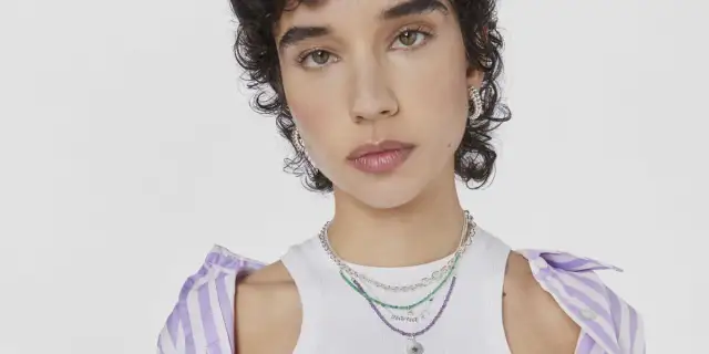 Jaki naszyjnik wybrać do dekoltu w serek, aby wyglądać świetnie?