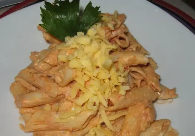 Penne w sosie serowo-śmietanowym: Przepis, który zachwyci każdego