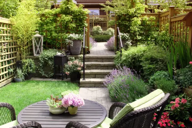 Jak urządzić mały ogród z tarasem: 5 sprawdzonych sposobów aranżacji