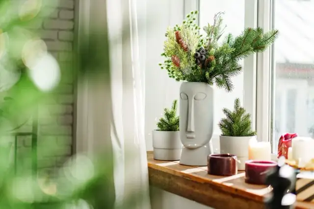 Jak ozdobić parapet w salonie? 5 inspirujących pomysłów na dekoracje