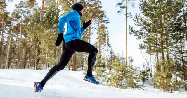 Jak biegać zimą bez marznięcia? Najlepsze ubrania i buty na mróz