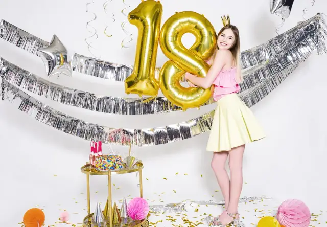 Co założyć na 18 urodziny? Modne stylizacje na każdą imprezę i porady dla Ciebie