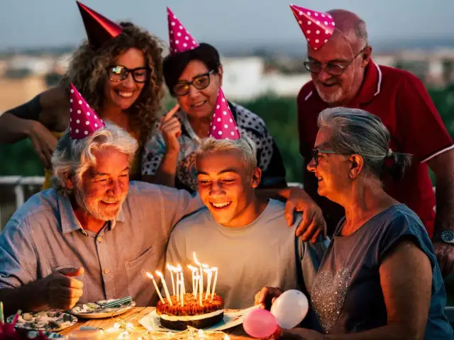 Ile dać na 18 kuzynce? Idealne kwoty i pomysły na prezent