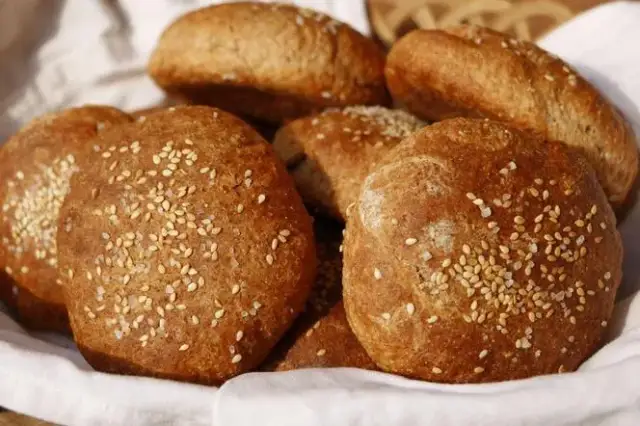 Jak zrobić domowe bułki orkiszowe bez drożdży - prosty przepis krok po kroku