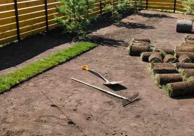 Czym wyrównać teren wokół domu, aby uniknąć problemów z wodą?