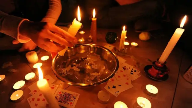 Jakie są wróżby andrzejkowe? Odkryj tajemnice tradycyjnych wróżb