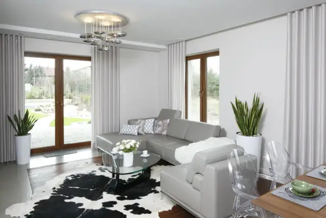 Modne dekoracje dużych okien w salonie. Sposób na stylowe wnętrze