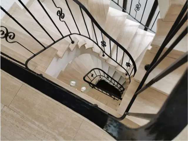 Ile kosztuje balustrada na schody? Ceny, które zaskoczą każdego