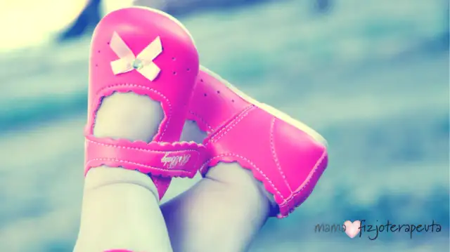 Jakie buty dla dziecka które uczy się chodzić – uniknij błędów w wyborze