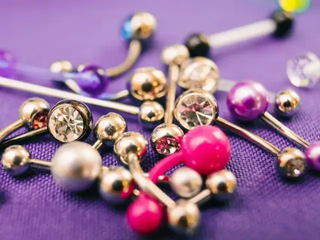 Snake eye piercing czemu jest niebezpieczne? Odkryj ukryte zagrożenia