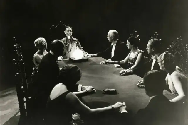 Co to medium? Poznaj fascynujące znaczenia tego pojęcia