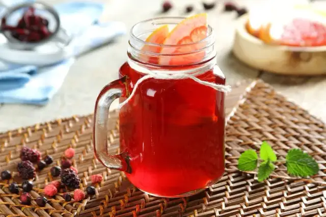 Domowa herbata z owoców czarnego bzu. Prosty przepis na zdrowy napar