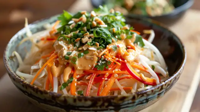 Makaron z sosem orzechowym - Przepis na makaron ryżowy z sosem