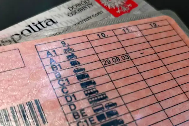 Jakie prawo jazdy do ciągnięcia przyczepy kempingowej? Oto kluczowe informacje